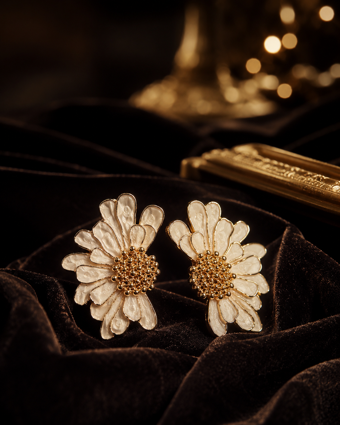 Goldea Daisy Bloom Statement Stud Earrings
