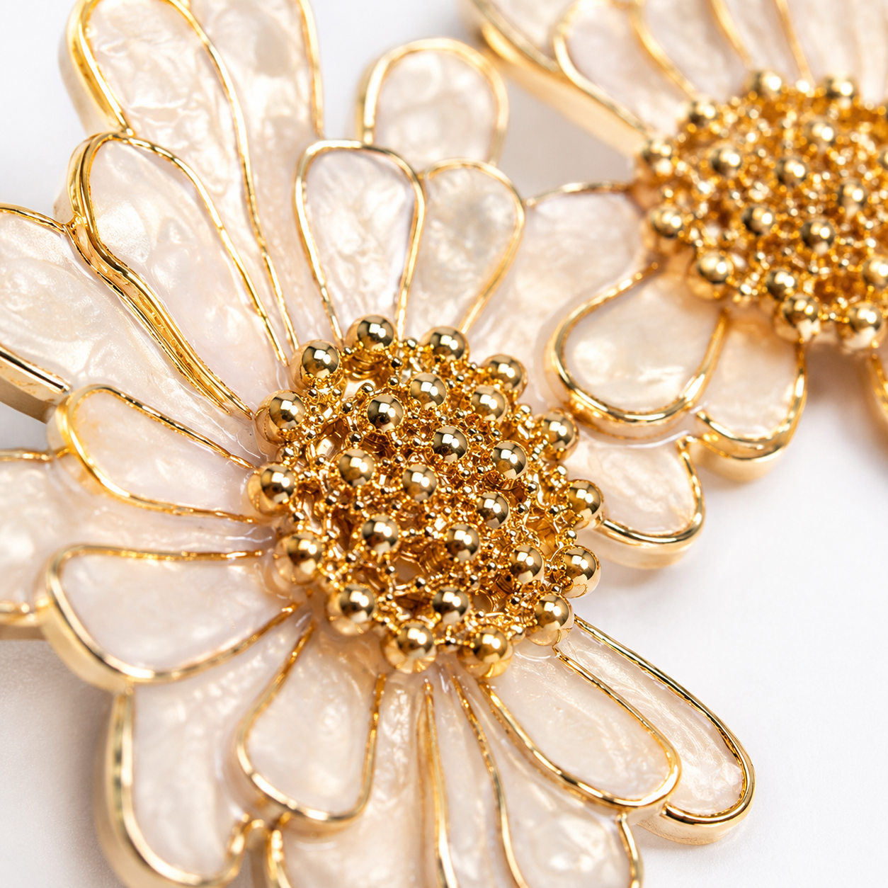 Goldea Daisy Bloom Statement Stud Earrings